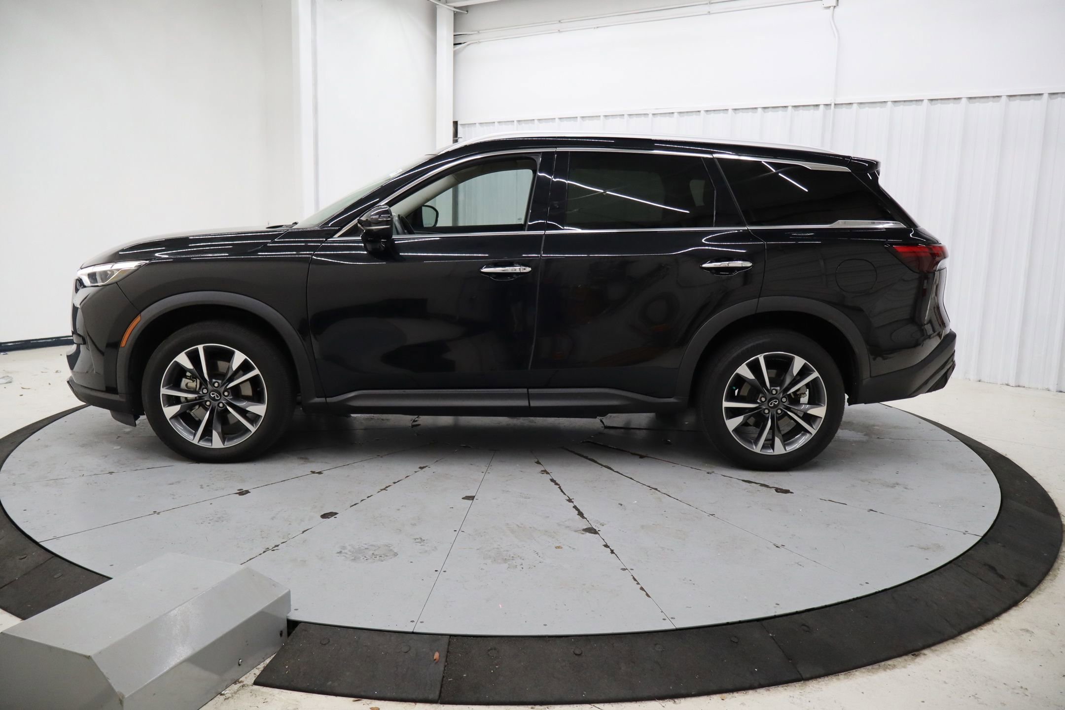 Used 2023 INFINITI QX60 Luxe w/ Performance Audio Package image 4
