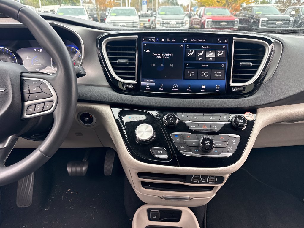 Used 2023 Chrysler Pacifica Touring-L FWD image 25