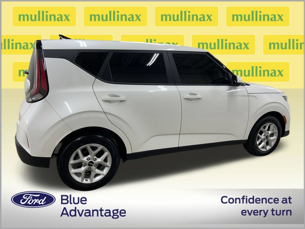 Used 2025 Kia Soul LX w/ LX Technology Package FWD image 2