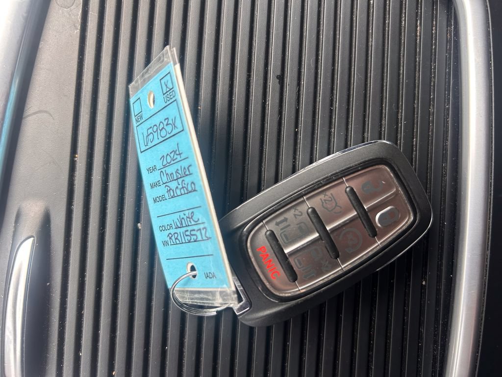 Used 2024 Chrysler Pacifica Touring-L FWD image 34