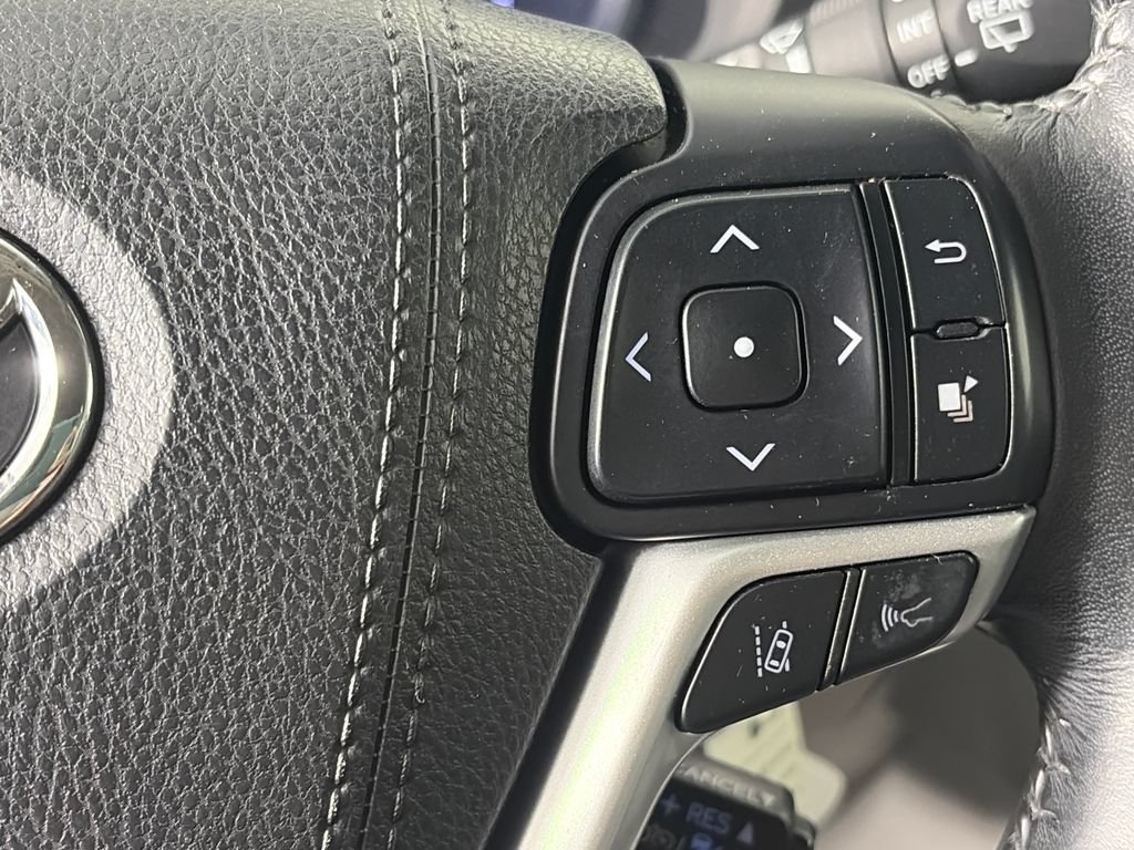Used 2018 Toyota Highlander Plus w/ Carpet Mat Package (TMS) AWD/4WD image 18