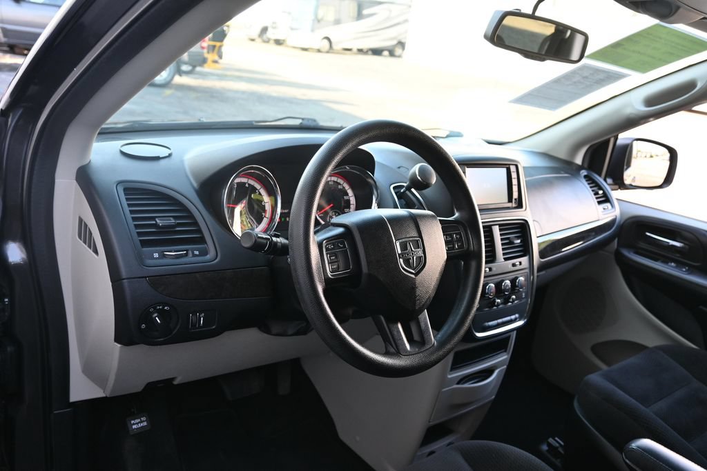 Used 2018 Dodge Grand Caravan SE w/ UConnect Hands-Free Group FWD image 17