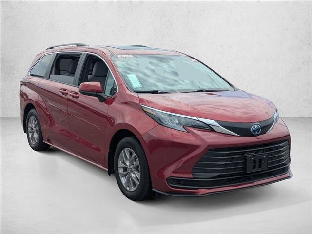 Used 2025 Toyota Sienna LE w/ LE Plus Package AWD/4WD image 3