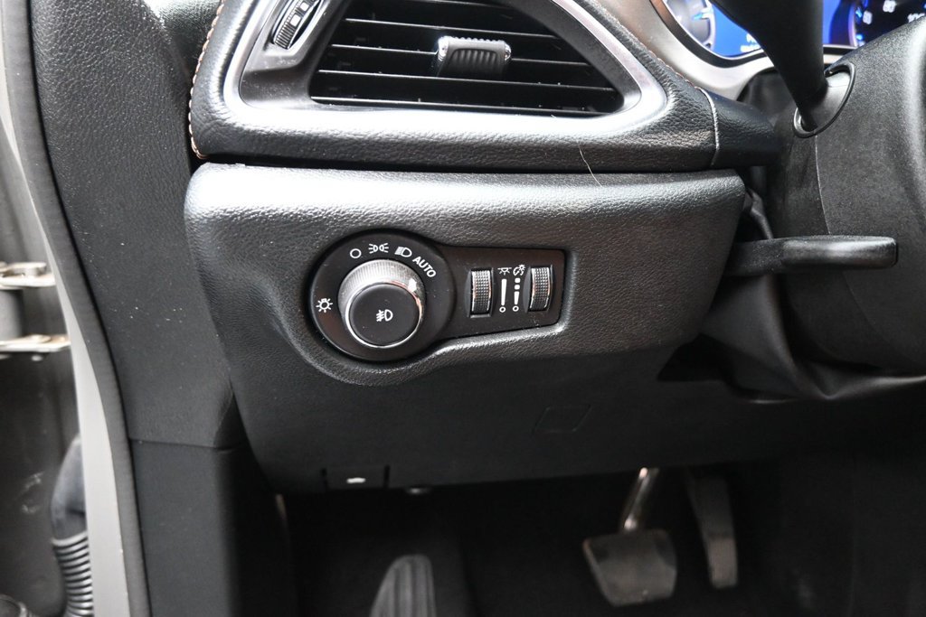 Used 2024 Chrysler Pacifica Pinnacle FWD image 12