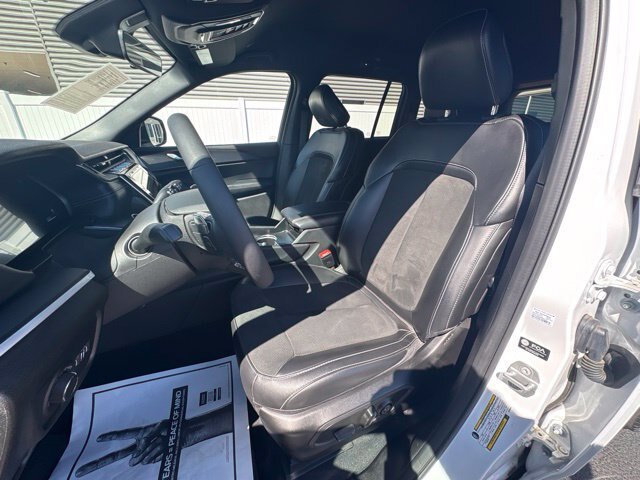 Used 2025 Jeep Grand Cherokee Altitude RWD image 15