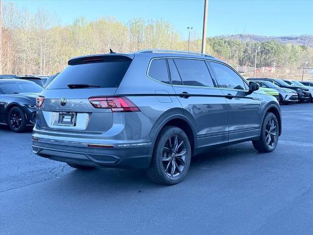 Used 2023 Volkswagen Tiguan SE w/ Panoramic Sunroof Package FWD image 4