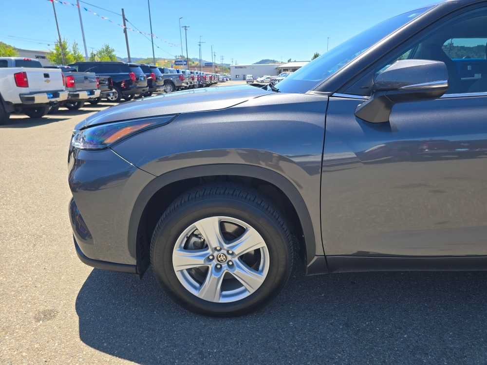 Used 2022 Toyota Highlander LE FWD image 19