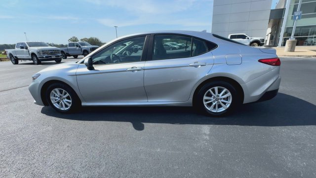 Used 2025 Toyota Camry LE FWD image 5