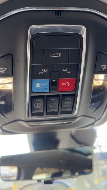 Used 2022 Jeep Grand Cherokee Limited 4xe w/ Luxury Tech Group II image 17