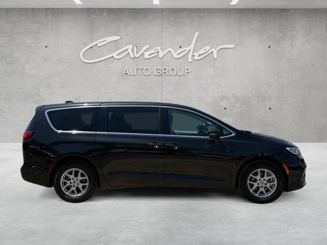 Used 2023 Chrysler Pacifica Touring-L FWD image 18