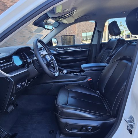 Used 2023 Jeep Grand Cherokee L Limited w/ Black Appearance Package image 11