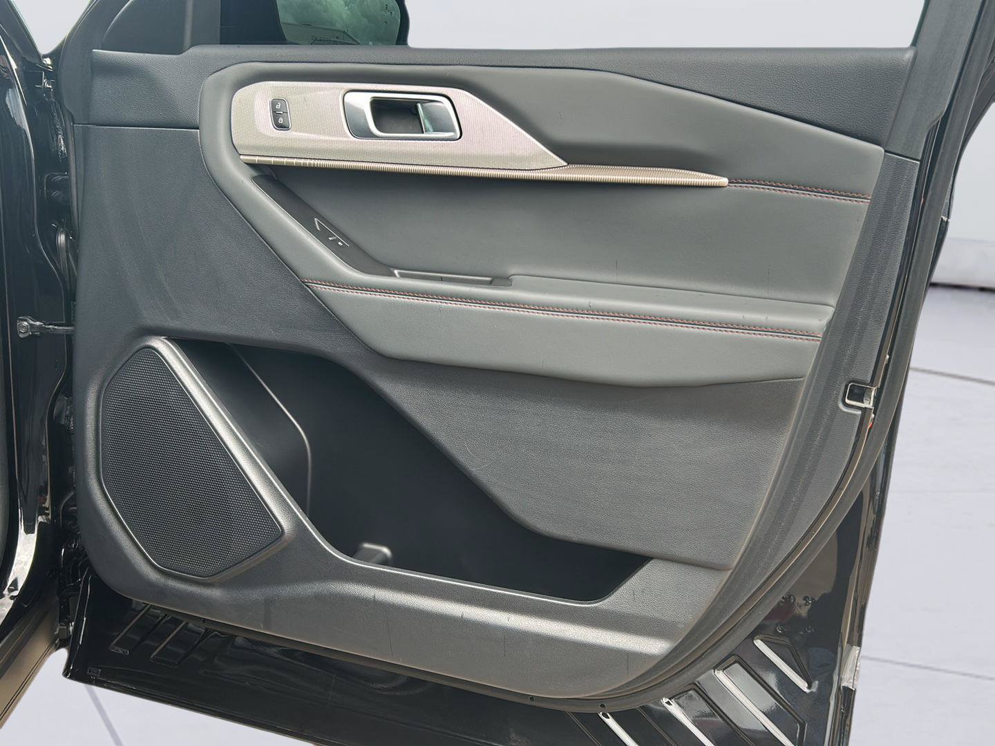 Certified 2025 Ford Explorer Active RWD image 25