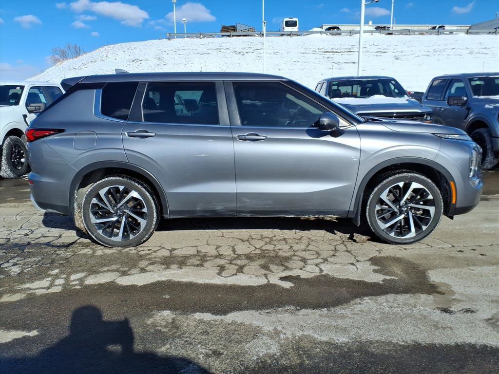 Used 2022 Mitsubishi Outlander SE image 2