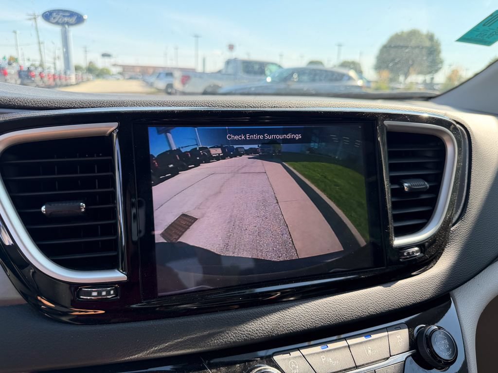 Used 2023 Chrysler Pacifica Touring-L FWD image 25