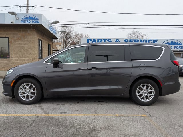 Used 2023 Chrysler Pacifica Touring-L FWD image 7