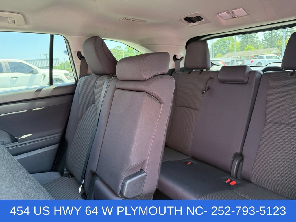 Used 2024 Toyota Highlander LE AWD/4WD image 19