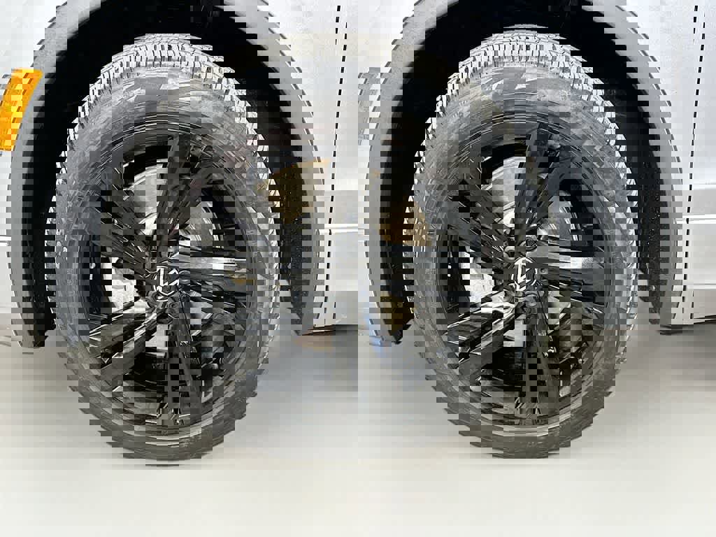 Used 2023 Volkswagen Tiguan SE R-Line image 12