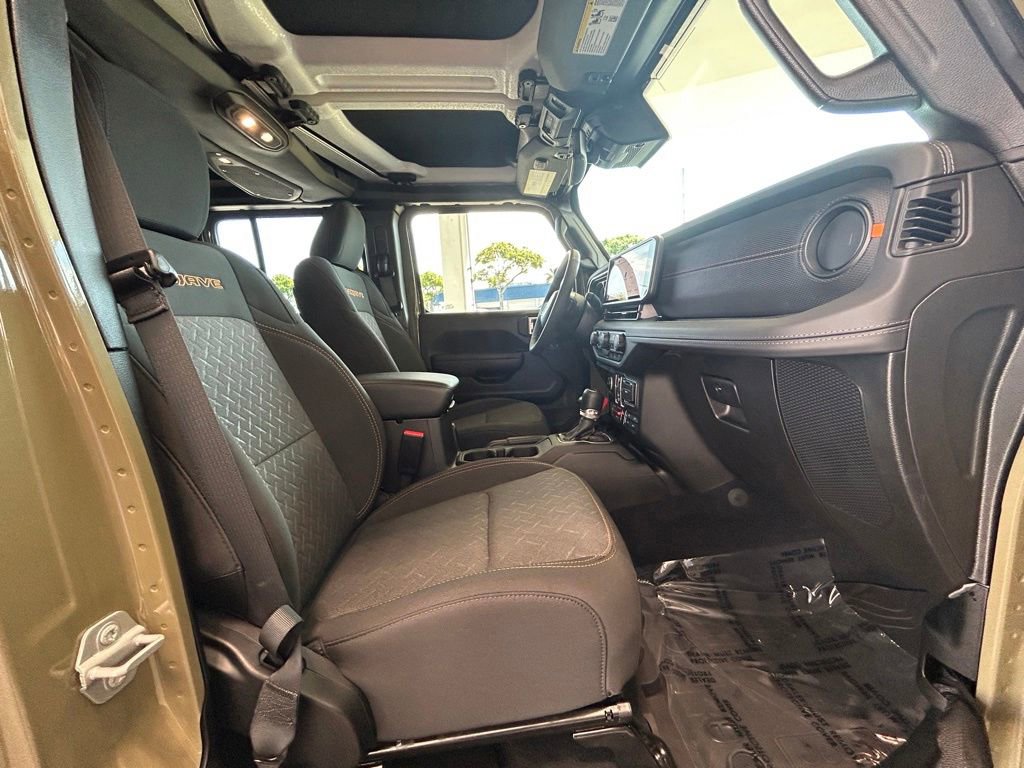 Used 2025 Jeep Gladiator Mojave w/ Safety Group AWD/4WD image 24