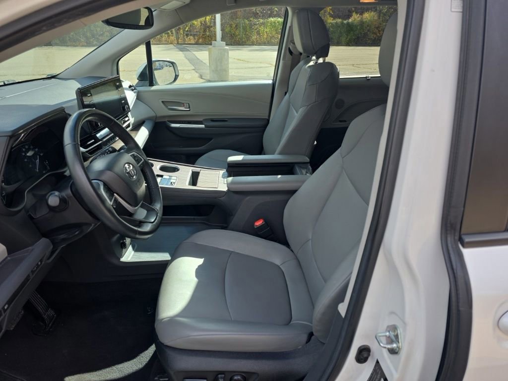 Used 2024 Toyota Sienna XLE image 18