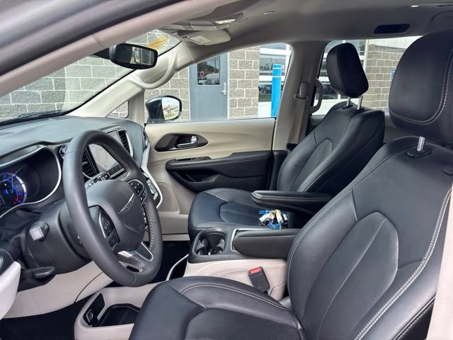 Used 2024 Chrysler Pacifica Limited FWD image 11