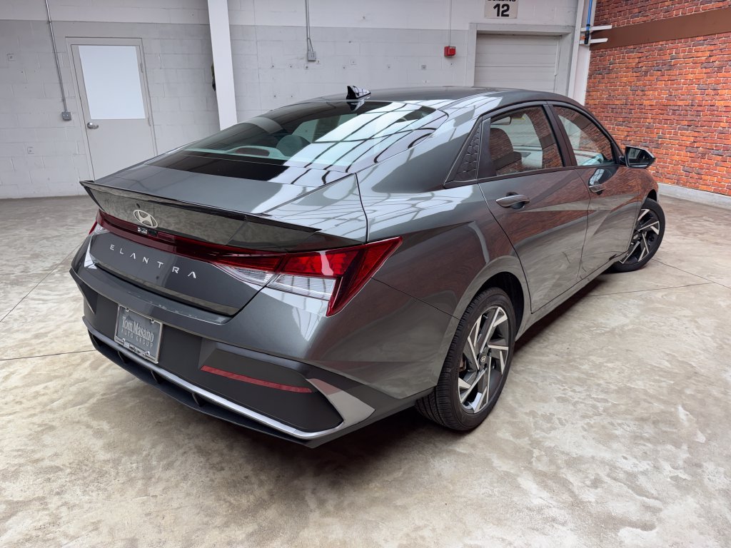 Used 2025 Hyundai Elantra Sport FWD image 4