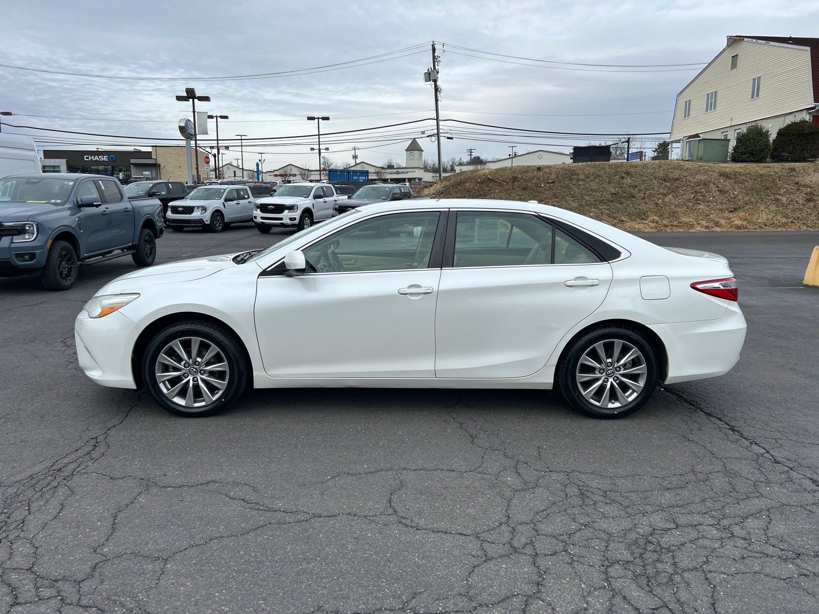 Used 2017 Toyota Camry XLE image 4