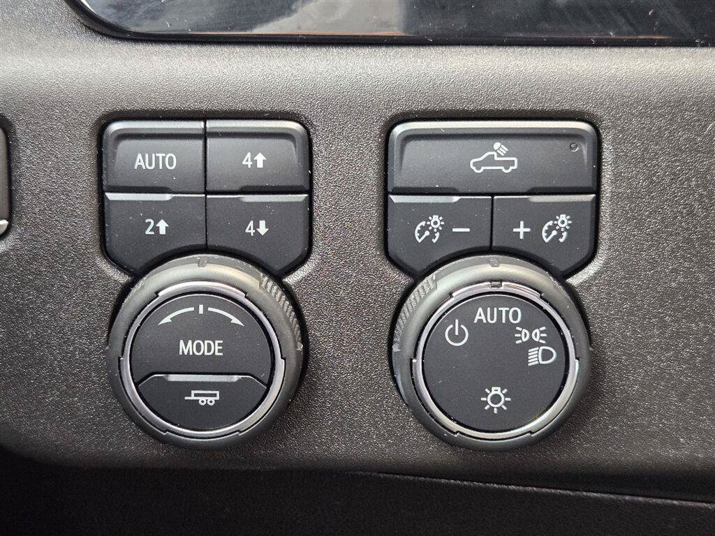 Used 2024 Chevrolet Silverado 1500 LT w/ Z71 Off-Road Package AWD/4WD image 18