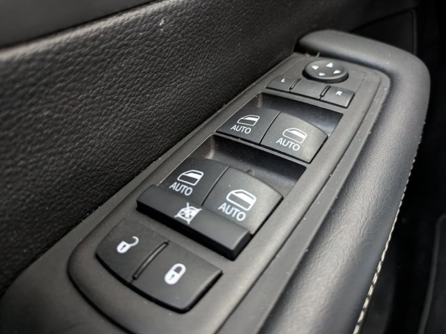 Used 2025 Chrysler Pacifica Select image 20