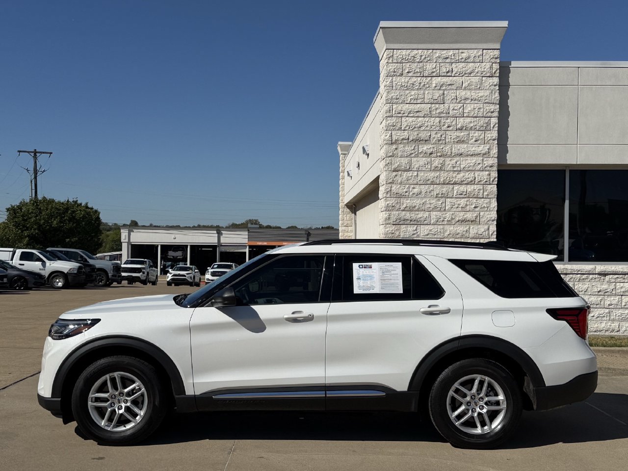 Certified 2025 Ford Explorer Active w/ Active Comfort Package RWD image 3