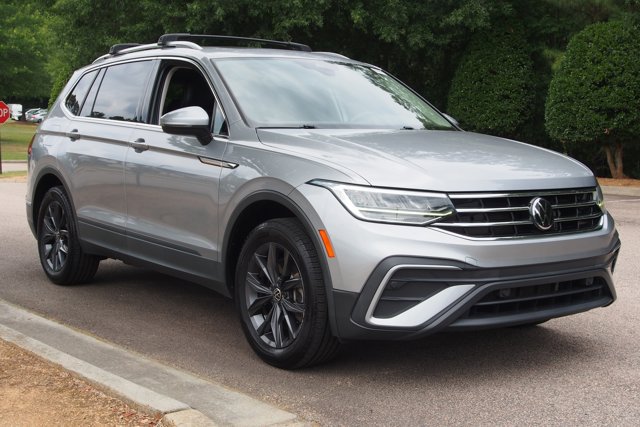 Used 2022 Volkswagen Tiguan SE FWD image 1