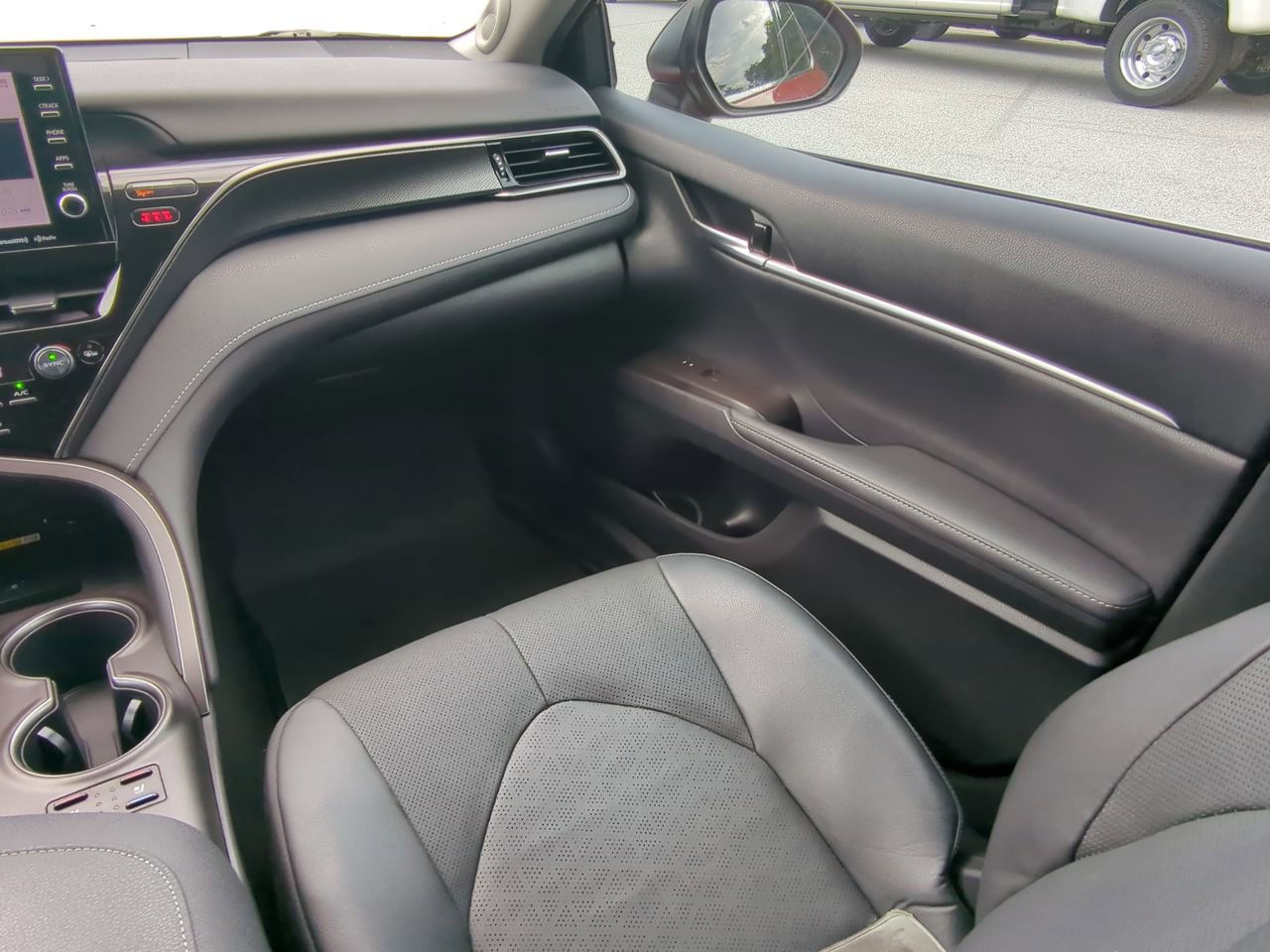 Used 2022 Toyota Camry XSE FWD image 14