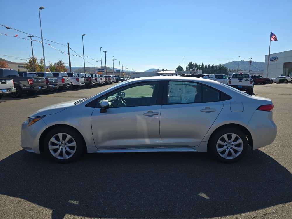 Used 2025 Toyota Corolla LE FWD image 2