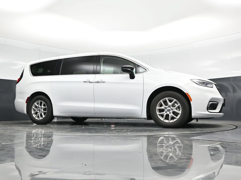 Used 2024 Chrysler Pacifica Touring-L FWD image 55
