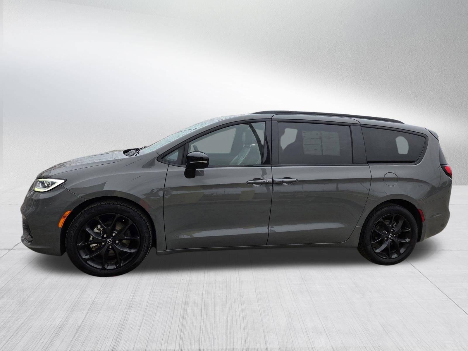 Used 2025 Chrysler Pacifica Limited FWD image 4