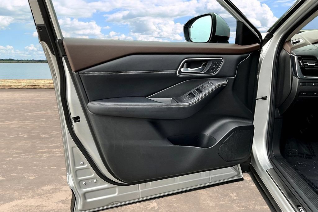 Used 2021 Nissan Rogue Platinum FWD image 22