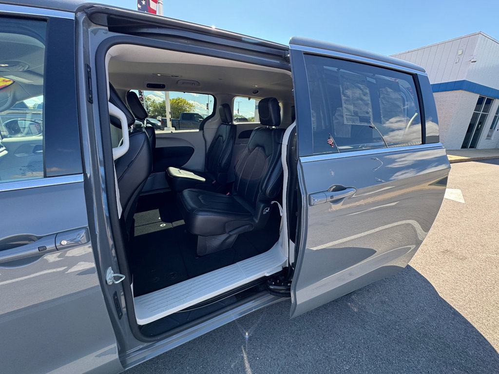 Used 2023 Chrysler Pacifica Touring-L FWD image 22