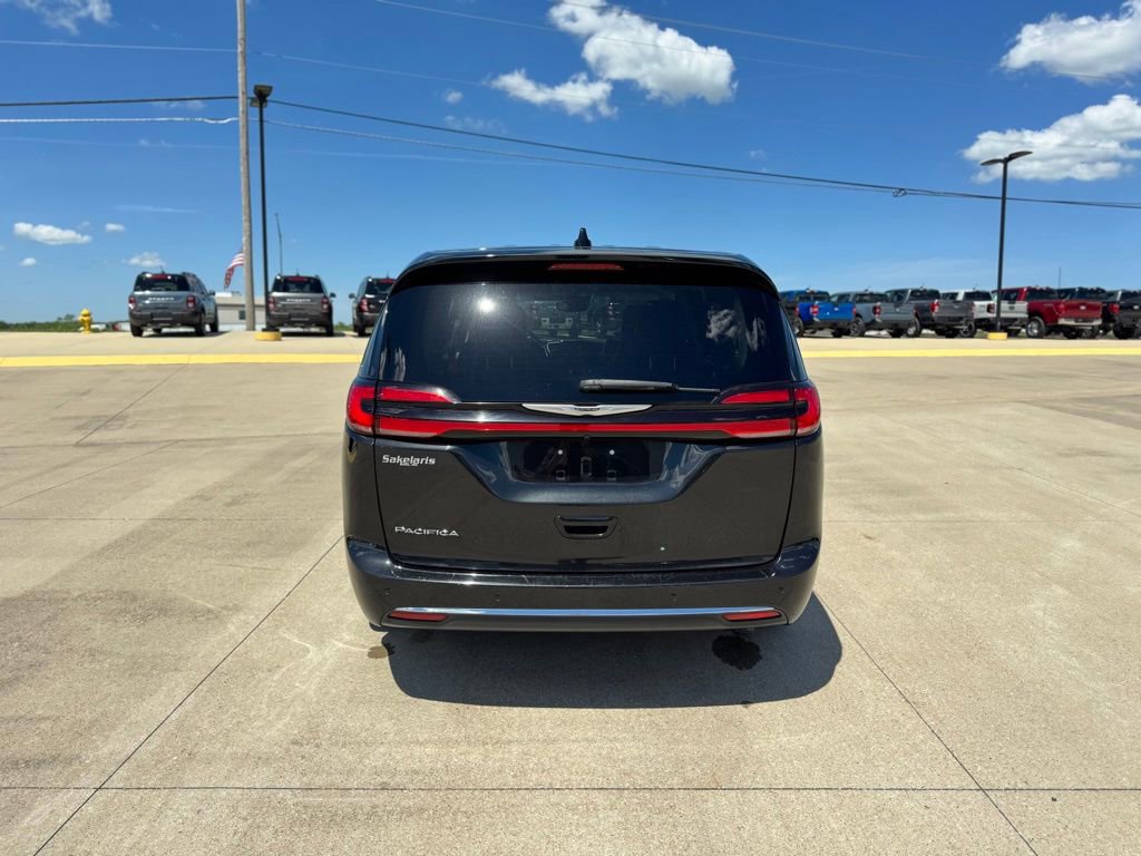 Used 2023 Chrysler Pacifica Touring-L FWD image 6