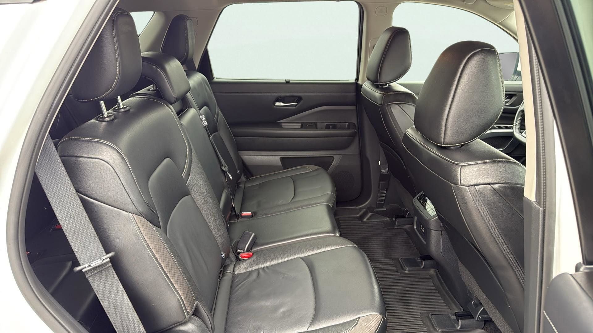 Used 2024 Nissan Pathfinder SL image 17