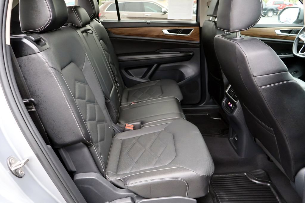 Used 2025 Volkswagen Atlas SE FWD image 21