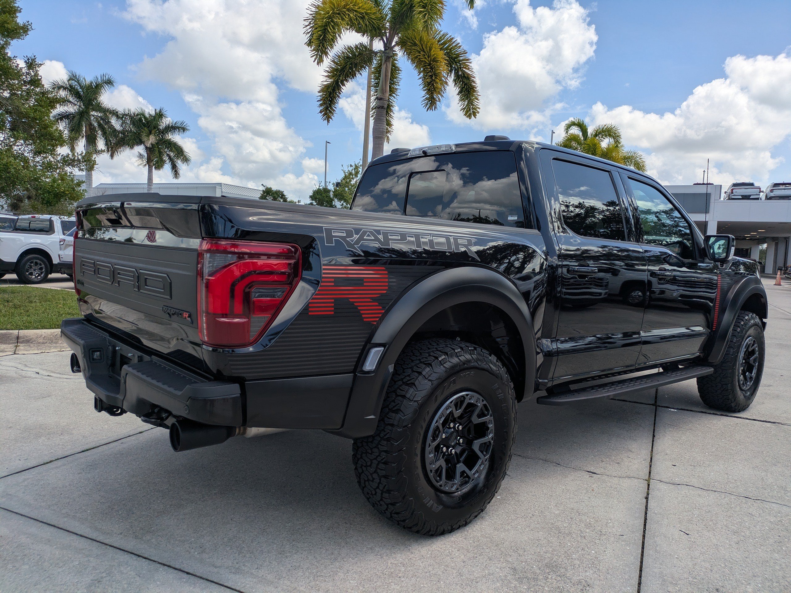 Certified 2025 Ford F150 Raptor w/ Equipment Group 803A Raptor R AWD/4WD image 4