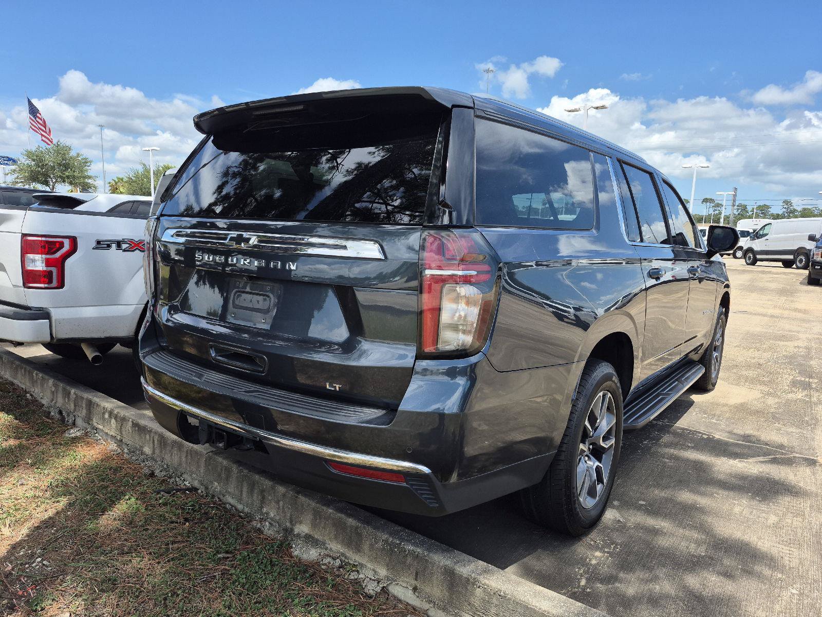 Used 2021 Chevrolet Suburban LT RWD image 3