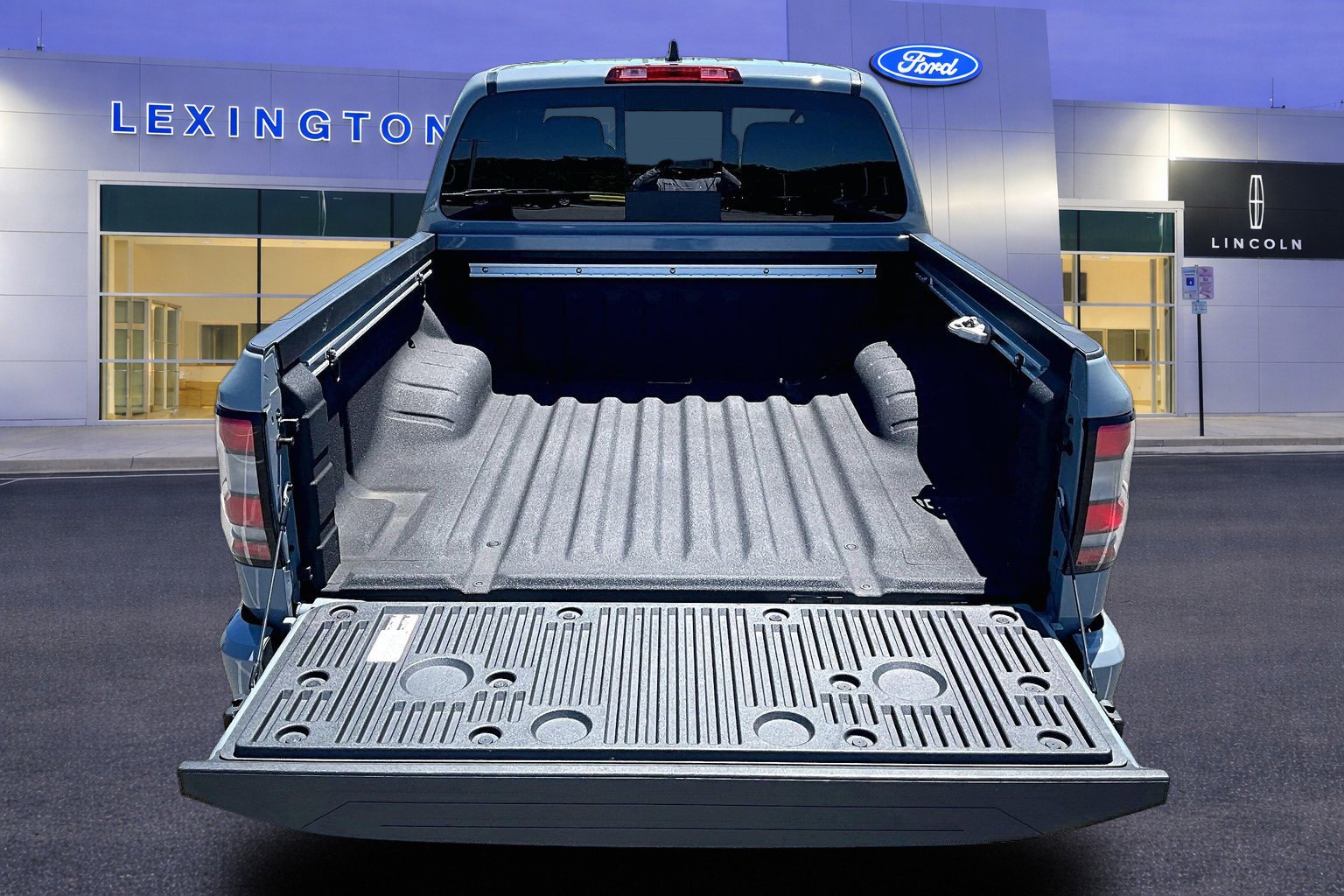 Used 2023 Nissan Frontier PRO-4X w/ Pro Convenience Package AWD/4WD image 7