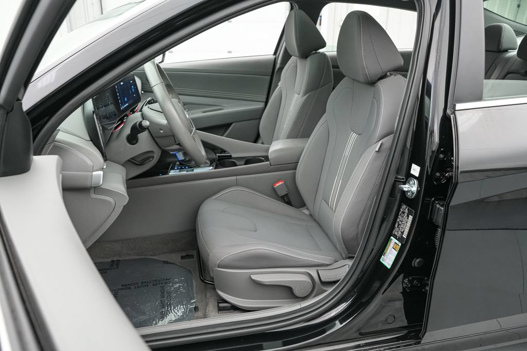 Used 2025 Hyundai Elantra SEL FWD image 11
