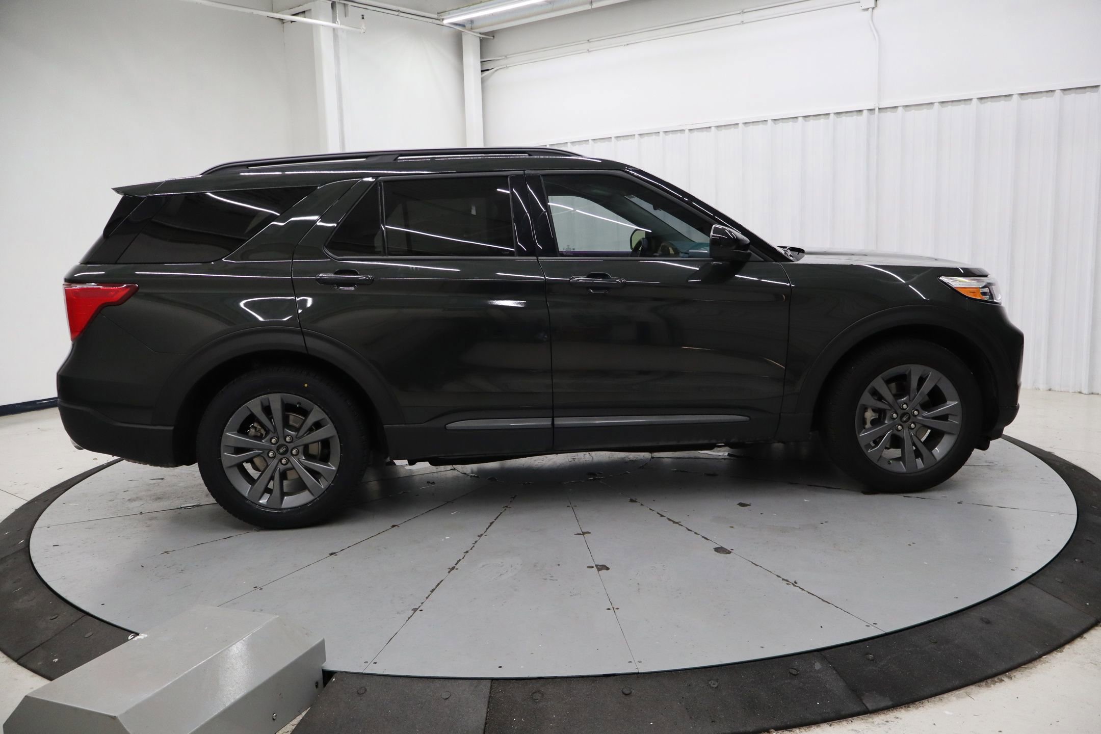 Certified 2023 Ford Explorer XLT w/ Equipment Group 202A RWD image 8