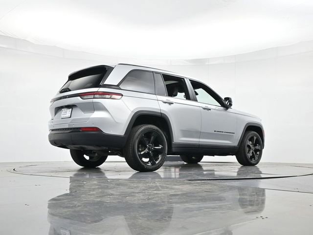 Used 2024 Jeep Grand Cherokee Altitude AWD/4WD image 30