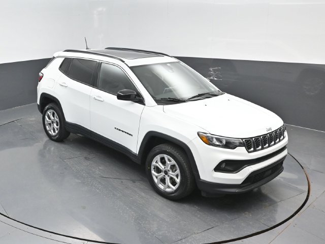 Used 2025 Jeep Compass Latitude w/ Sun & Sound Group AWD/4WD image 20