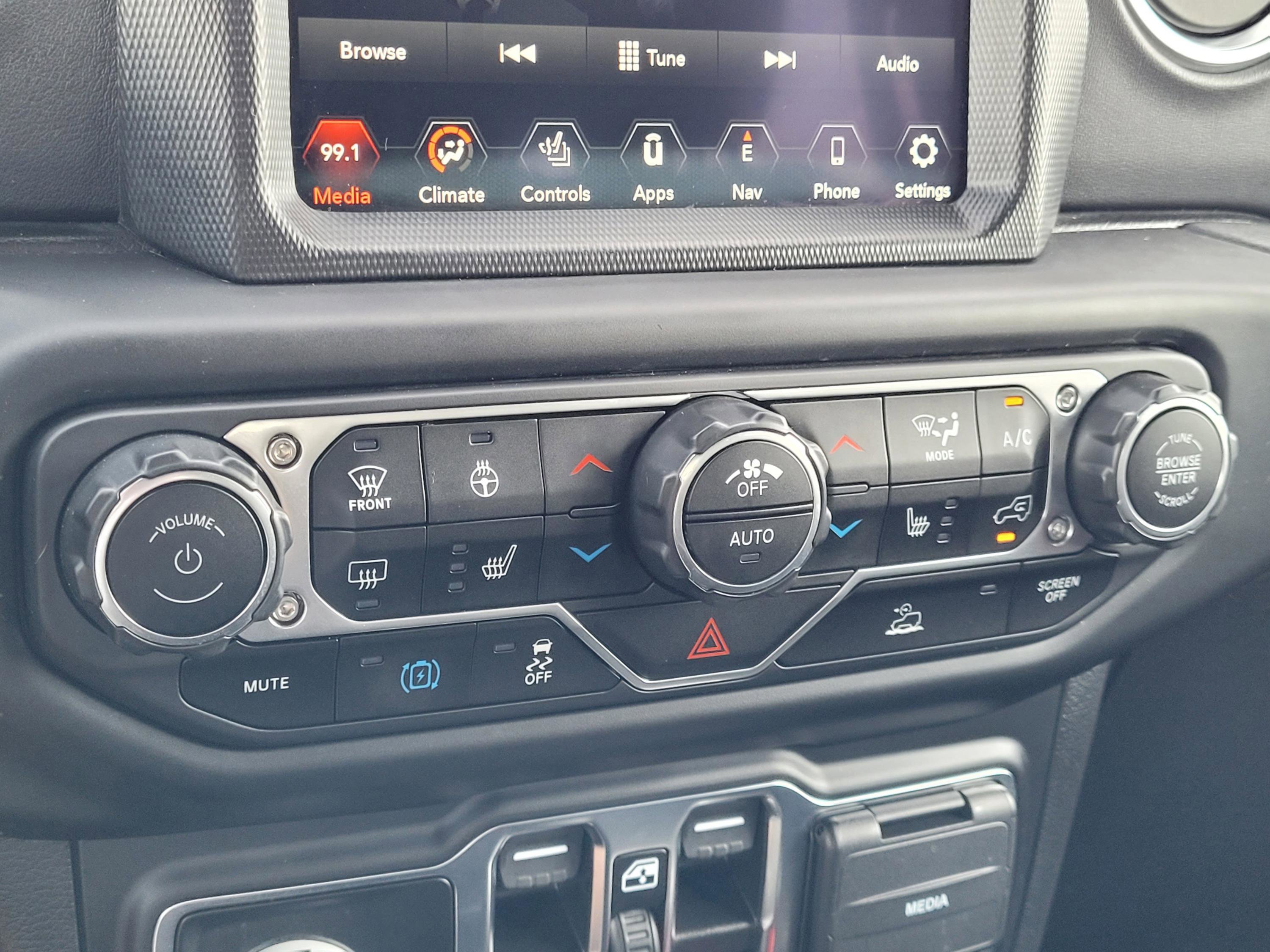 Used 2022 Jeep Wrangler Unlimited Sahara w/ Cold Weather Group AWD/4WD image 24