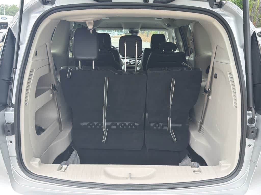 Used 2024 Chrysler Pacifica Touring-L FWD image 16