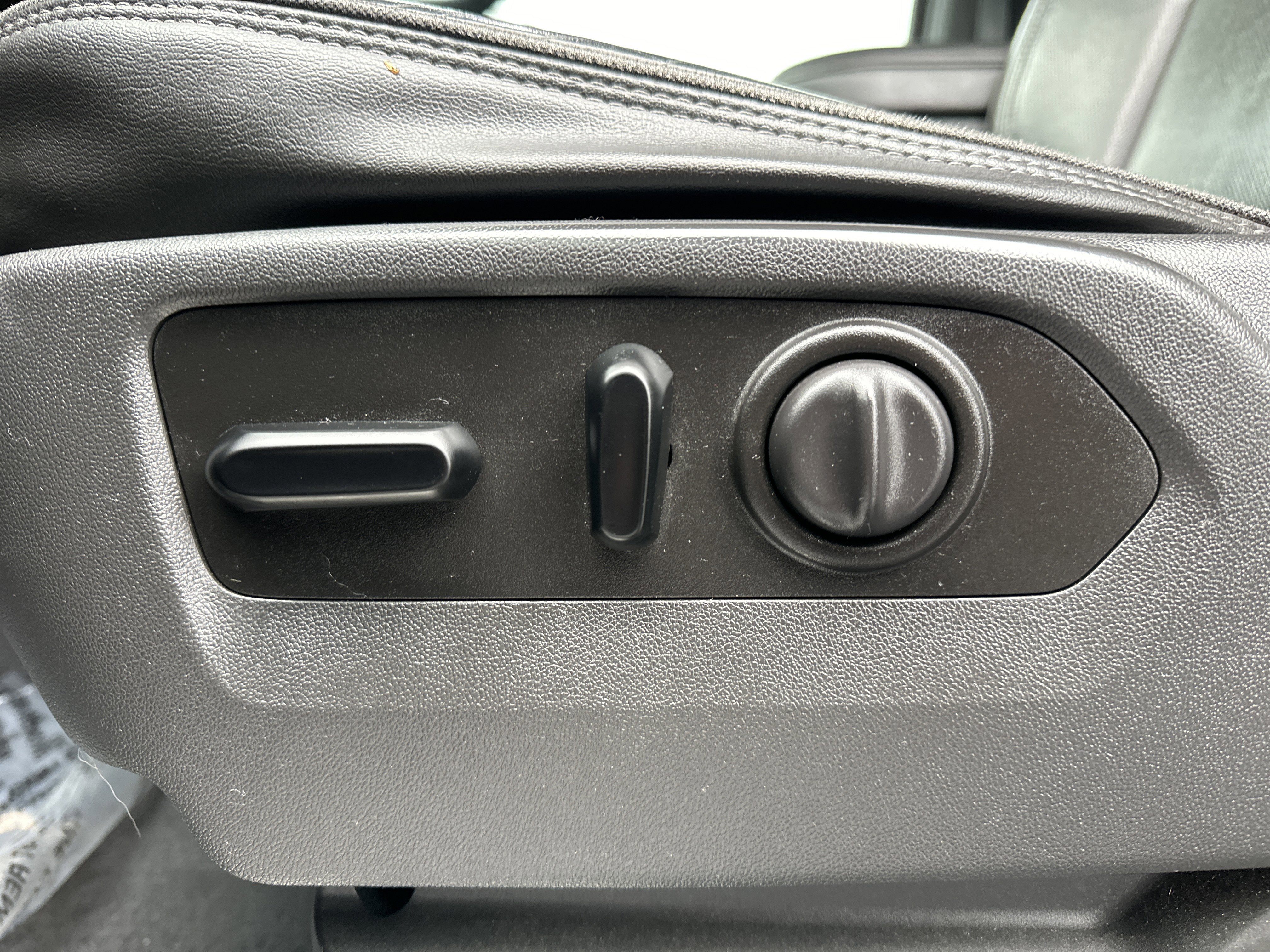 Used 2020 Chevrolet Silverado 1500 High Country image 16