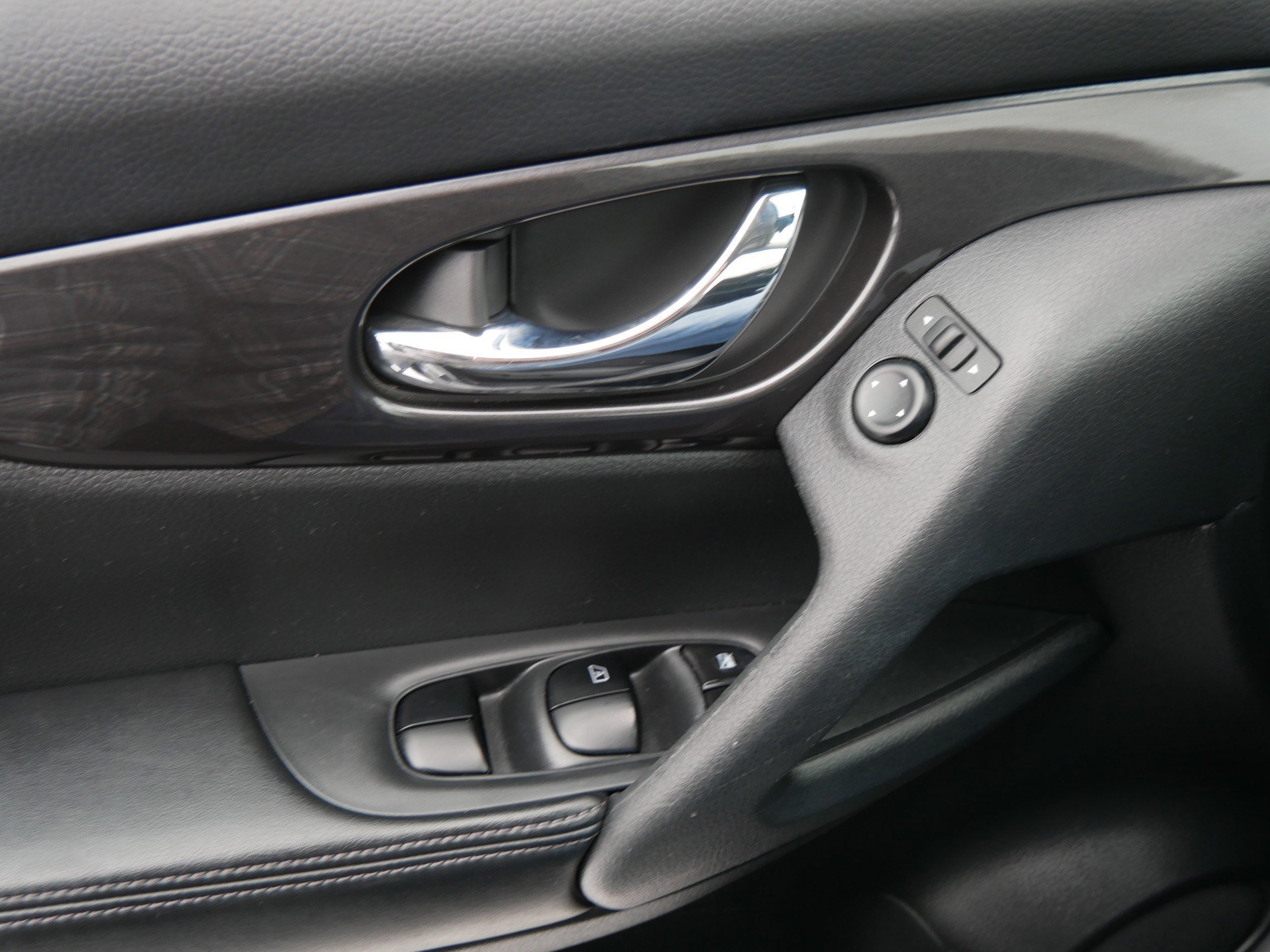 Used 2020 Nissan Rogue S image 27